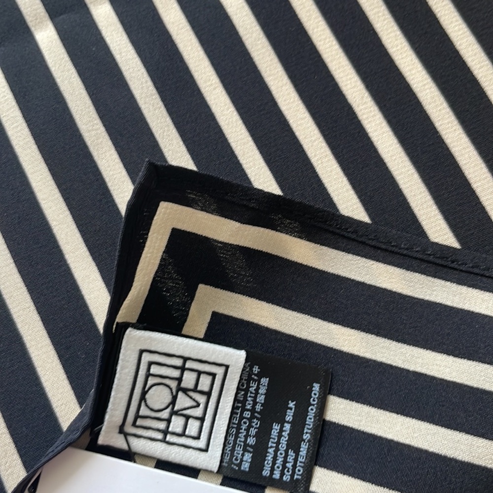 Toteme 100% silk Monogram ‘the signature’ scarf - Picture 8 of 8
